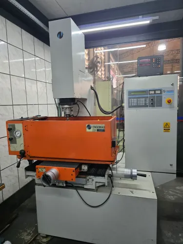 Eletroerosão Penetração Engemac EDM 440 NC Ano 2002