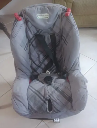Cadeira de carro infantil, usada, 80$.