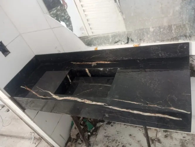Cuba de Banheiro em Porcelanato Preto com rajas dourada. 