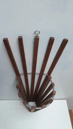 Cachepô cônico em madeira maciça, modelo leque. 