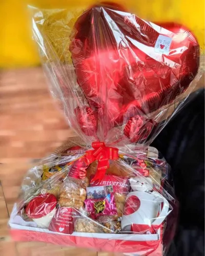 Cestas de café da manhã buquê de flores e chocolates 