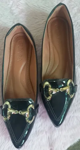 Sapatilha preta com detalhes dourados