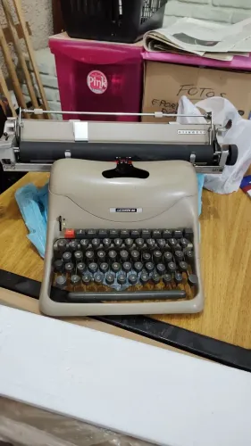 Máquina de datilografia Olivetti -Lexikon 80