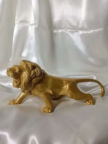 FELINO ARTE DECORATIVO REI LEÃO ESTÁTUA EM PETBRONZE PATINADO DOURADO.