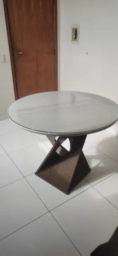 Mesa Redonda com tampo de vidro temperado.