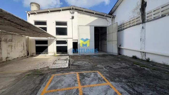 Alugue galpão em Afogados com 1.237m², próximo ao Centro do Recife e Metrô