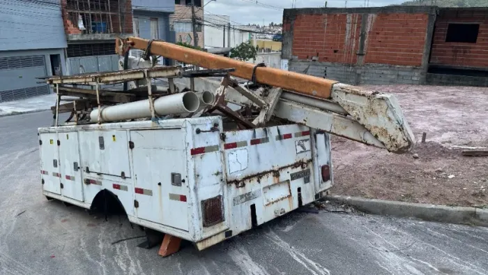 Cesto Aéreo de 10M. ACEITO PROPOSTAS PARA IR EMBORA!!!