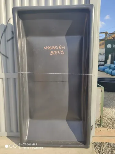 Masseira de polietileno com capacidade para 500 litros.