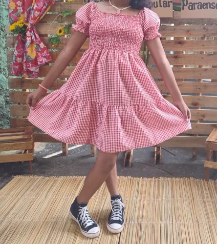Vestido xadrez infantil com mangas bufantes e babados