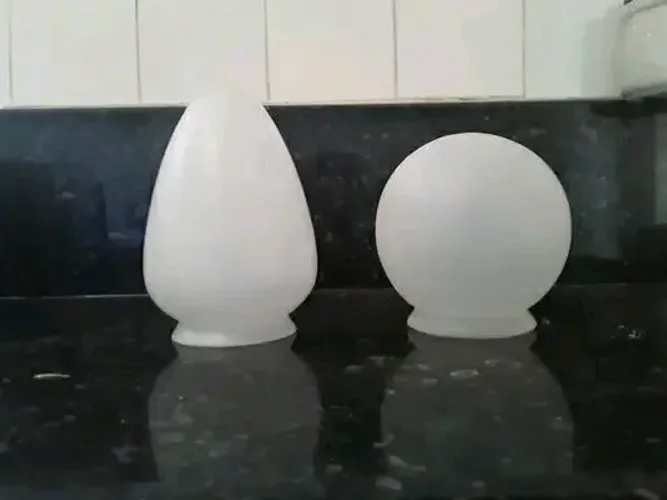 Luminárias plásticas tipo bola e tipo pera (brancas).