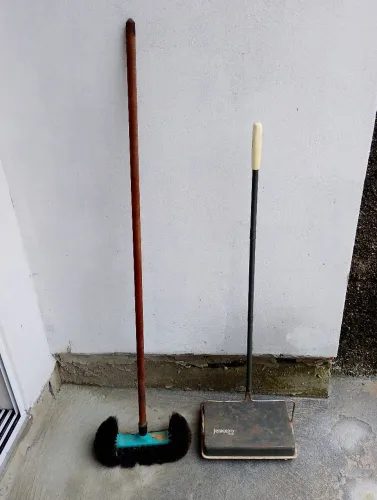 Vassoura de pelo e feiticeira  antiga