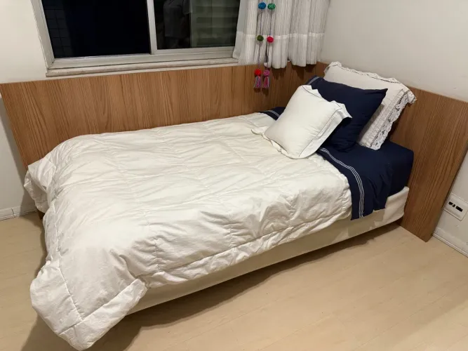 Cama de viúva cim colchão, cabeceira em L e cama auxiliar da Líder Interiores