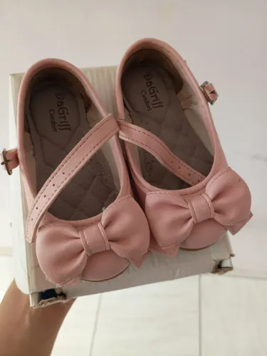Sapatinho infantil rosa com laço