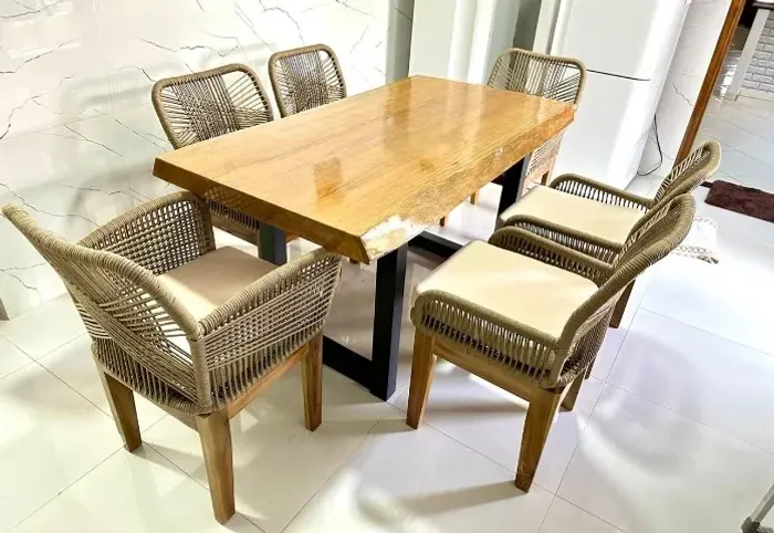 Mesa Romênia em madeira com poltronas em cordão Náutico.