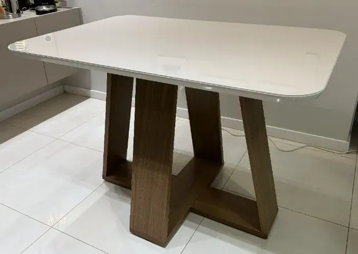 Mesa Henn Lins c/ Vidro - Canto Arredondado - Nature/Off-White (4 lugares)