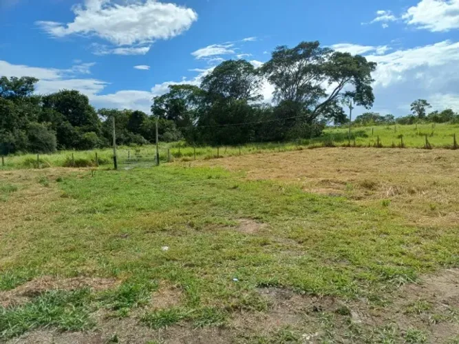 Chácara completa com córrego + casa mobiliada | 4.640m² | Próx. Lago Corumbá - Ac. permuta