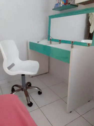 Penteadeira com espelho e cadeira