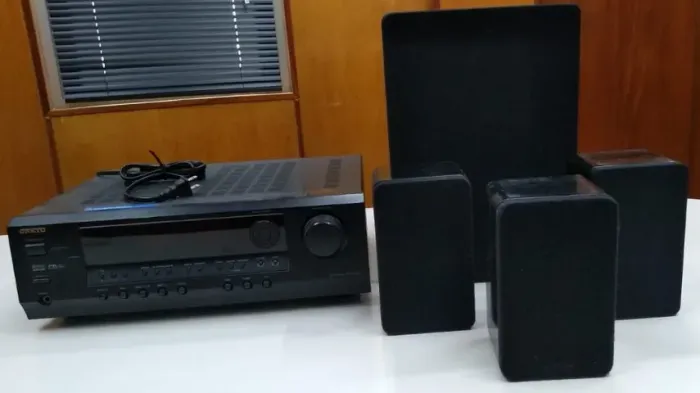 Receiver Onkyo TX-SR304 5.1 Canais - Acompanha 1 Subwoofer + 3 Caixas de Som