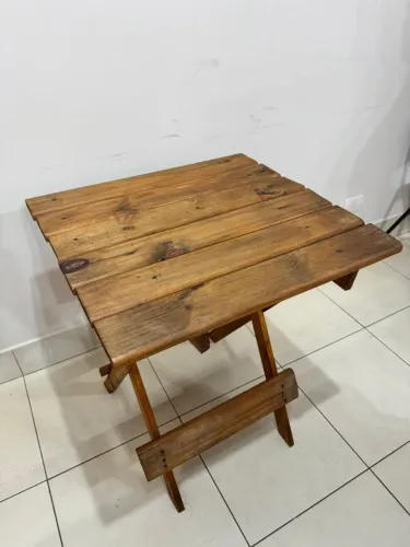 Mesa de madeira com cadeira