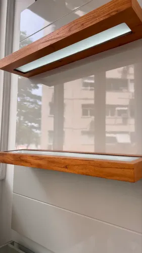 Painel com prateleiras de LED e base em vidro ? design moderno
