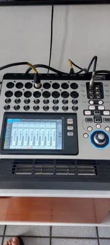 Mesa de Som TouchMix QSC 16 Canais