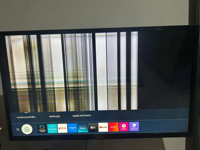 Televisão com defeito na tela