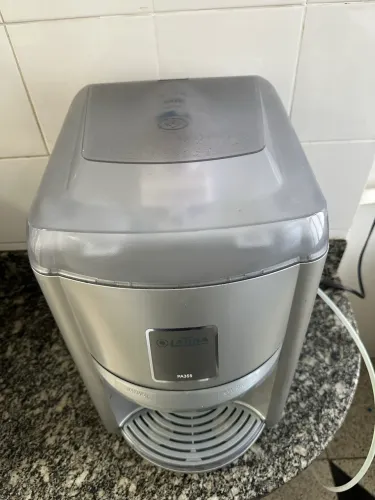 Purificador de água com torneira integrada.