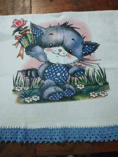 Pano de prato pintado com acabamento em crochê