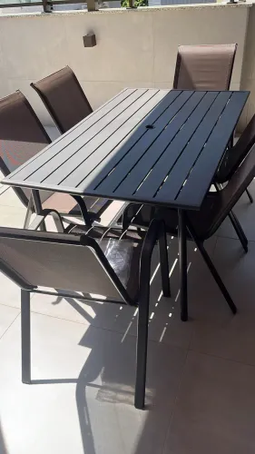 Conjunto de mesa, cadeiras e ombrelone 