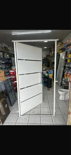 Porta branca com fitas de vidro e puxador de inox tamanho 1,00x2,10