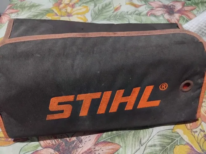 Podador de arbustos a bateria da marca STIHL.