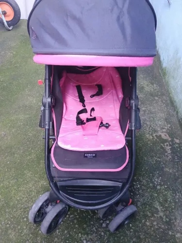 Vendo um carrinho de bebê rosa e preto