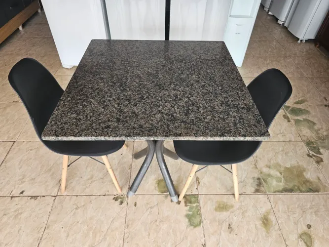 Mesa de mármore com duas cadeiras usada
