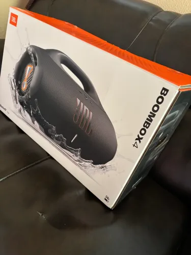JBL bombox 4 novinha pouco uso vendo ou troco por partybox 320