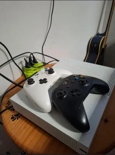 XBOX ONE S + 2 CONTROLES