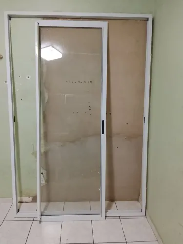 Vendo porta de alumínio com vidro medindo 1,75 x 2,10,na cor branca em perfeito estado
