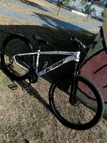 Bicicleta aro 29,quadro KSW alum,freio a disco,pneu balão novo, 7 marchas,cachibo absolute