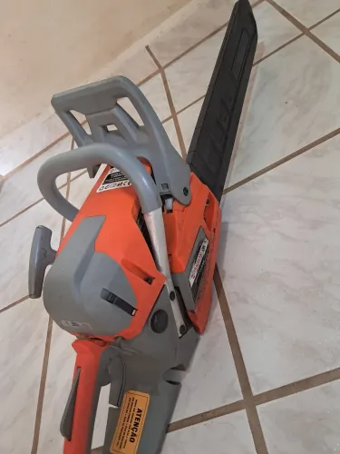 Motosserra limpa garagem