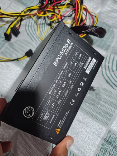 fonte de alimentação ATX de 550W da marca Brazil PC