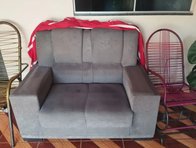 Vendo sofá de 2 lugares.