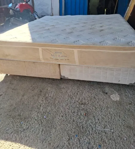 cama box KING com colchão de mola ensacada a base é cor  deferente só aceito pix ou 