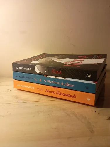 " A Hipótese do Amor", "Amor, teoricamente" e "Noiva"- Ali Hazelwood