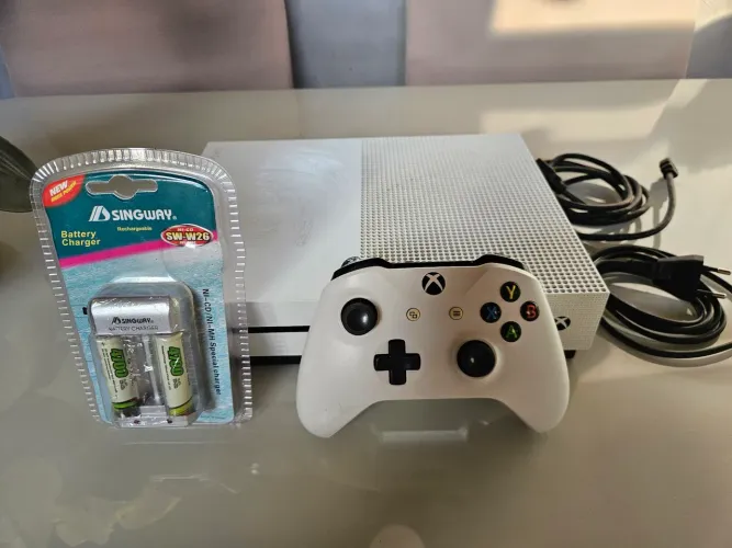 Xbox One S 1TB - Completo + Controle Original + Carregador de Pilhas
