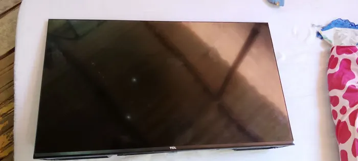 Vendo TV TCL, 3 meses de uso, funciona perfeitamente, irei comprar outra por isso vendo