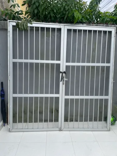 Vendo portão de alumínio em ótimo estado ele tem 2m de largura por 2.10 de altura..