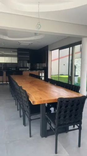 Mesa de jantar em madeira maciça 