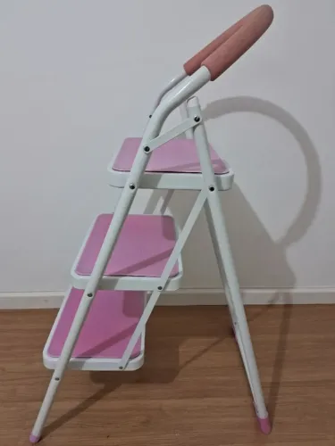 Escada de aço rosa