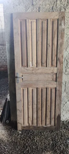 Vende-se porta de madeira maciça 