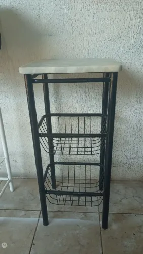 Fruteira preta com tampo de mármore