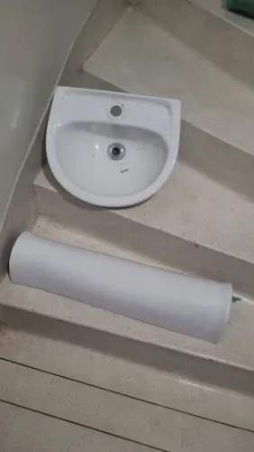 Pia de banheiro com suporte